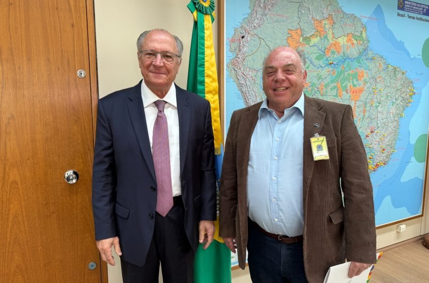 Dan Guinsburg em reunião de trabalho